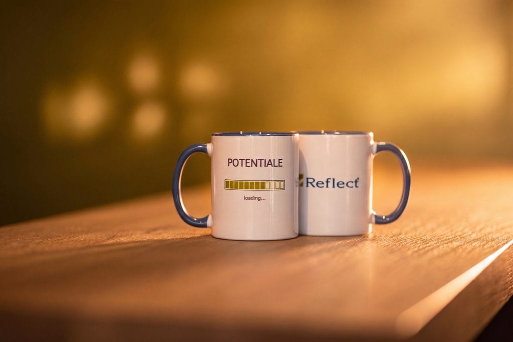 Zwei REFLECT-Tassen mit dem Schriftzug Potenziale