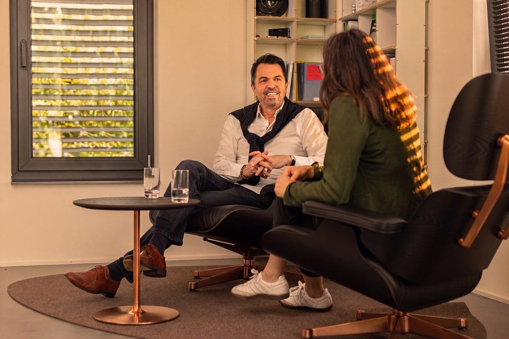 Vertrauliches Beratungsgespräch im REFLECT-Büro